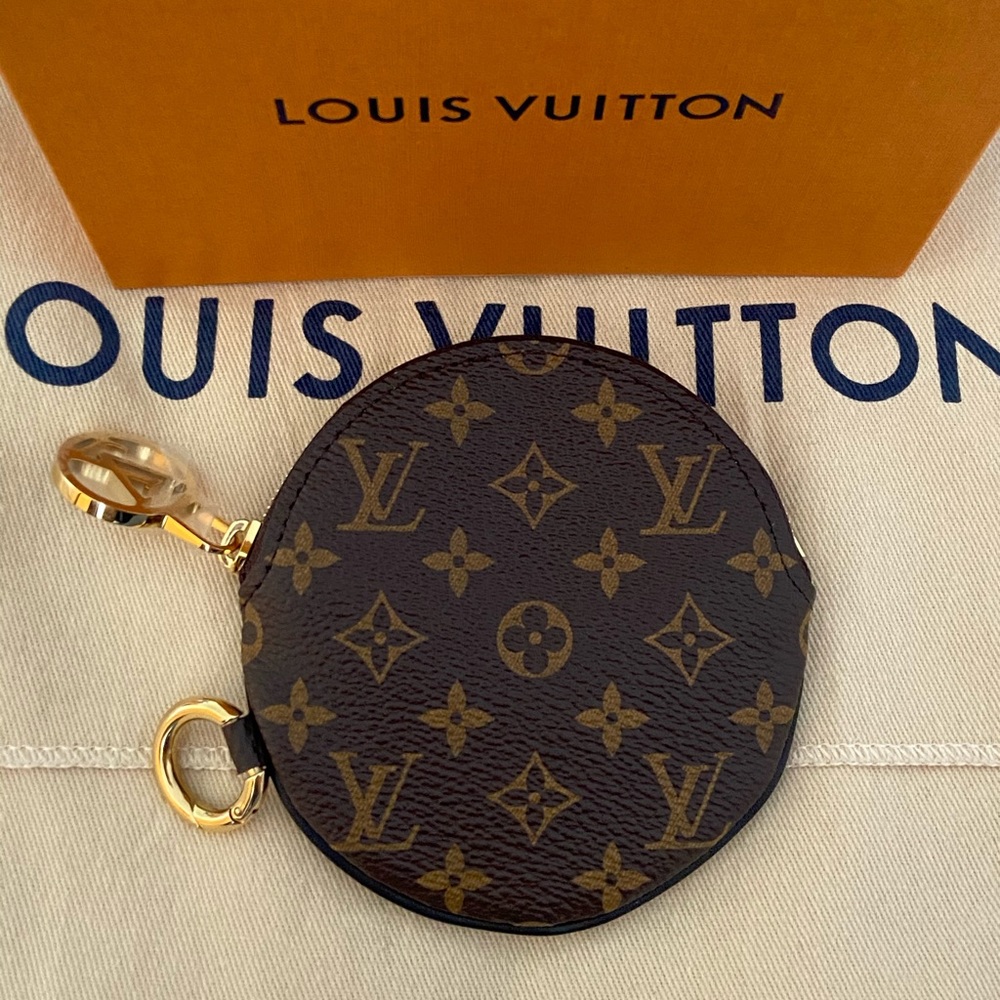 Round Zippy LV pouch from Trio Pouchette